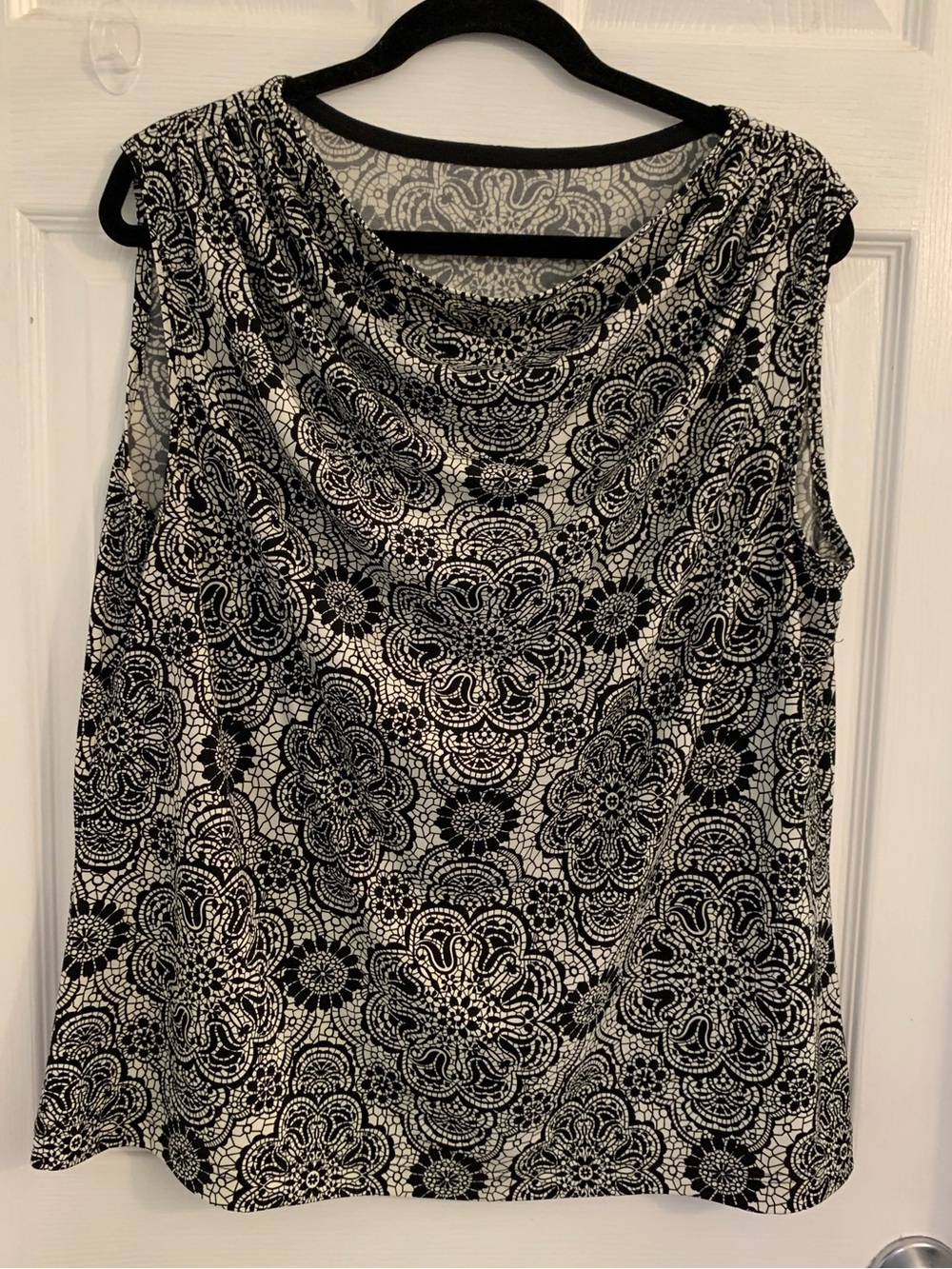 Sleeveless Black and White Floral Lace-Print Cowl Neck Top. Size large $10